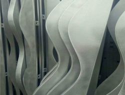 廣東金騰達(dá)異形鋁單板廠(chǎng)2.5白色波浪形鋁單板商業(yè)街外墻弧形鋁單板