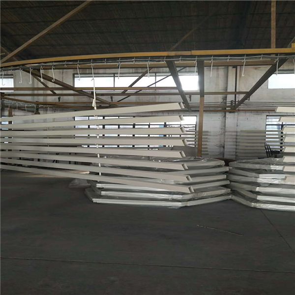 白色u形鋁方通 (4) 白色u形鋁方通 (4)