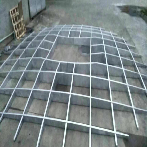 廣西鋁格柵廠家 U型鋁格柵 商場(chǎng)安裝的白色鋁格柵