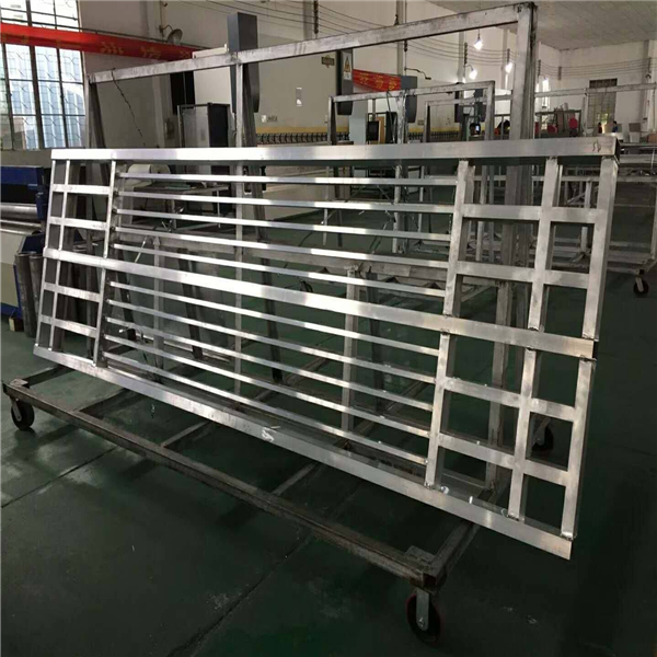 山東鋁合金窗花廠家 鋁合金仿古木紋窗花 老商業(yè)街改造 鋁方管焊接鋁窗花