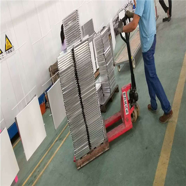 廣西鋁扣板廠家 衛(wèi)生間吊頂扣板 鋁方板天花 天花吊頂 300*300 鋁扣板