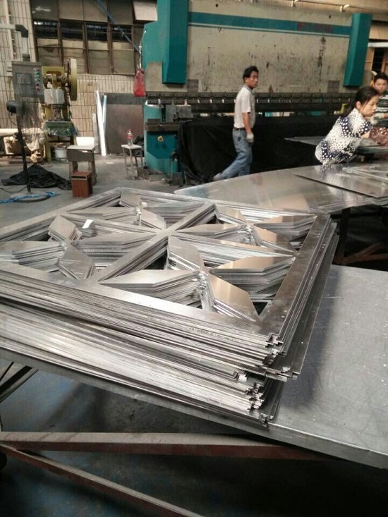 鏤空鋁板上機(jī)做貨