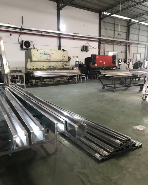 室內(nèi)鋁單板成型中