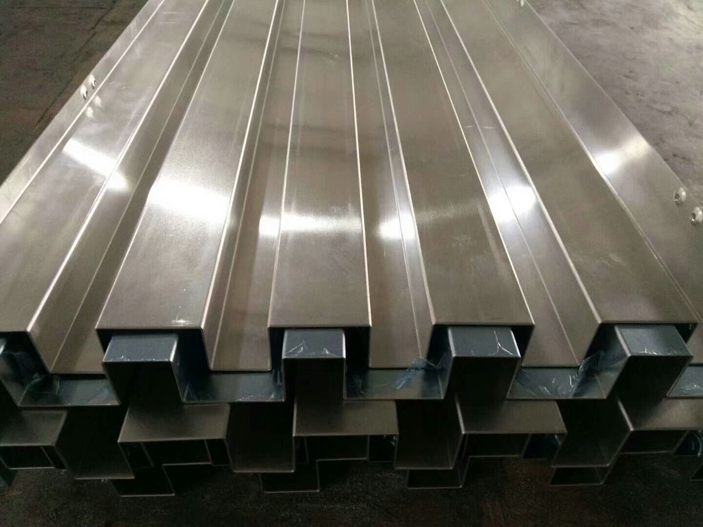 湖南長城鋁單板廠家 外墻裝飾鋁長城板 凹凸型木紋鋁板 連續(xù)折彎鋁單板